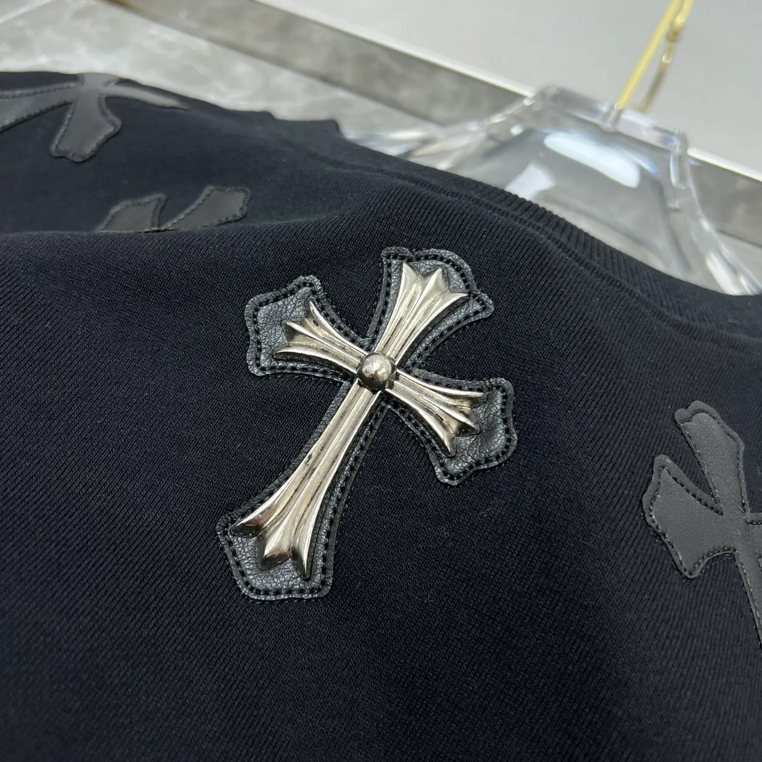 P240 Chrome Hearts🍁Autumn and winter 2025 simultaneous sale at counters Chrome Hearts heavy industry patchwork leather cross round neck sweatshirt improved customized version 1:1 high weight fabric 🌈Recommended colors: white black 🌈Cardage: S, M, L, XL.